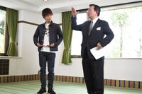 山の上ホテル総支配人の中村淳（右）から、ホテルマンのお辞儀を学ぶ岩田剛典（左）。
