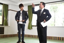 山の上ホテル総支配人の中村淳（右）から、ホテルマンのお辞儀を学ぶ岩田剛典（左）。