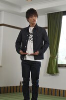 ホテルマンのお辞儀を学ぶ岩田剛典。