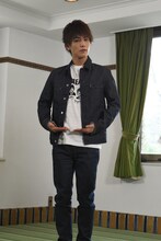 ホテルマンのお辞儀を学ぶ岩田剛典。