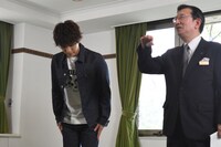 15度のお辞儀を学ぶ岩田剛典（左）。