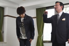 15度のお辞儀を学ぶ岩田剛典（左）。