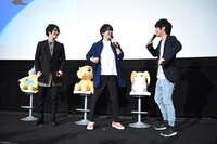 「Butter-Fly～tri.Version～」のイントロを歌いながら踊る花江夏樹（中央）。