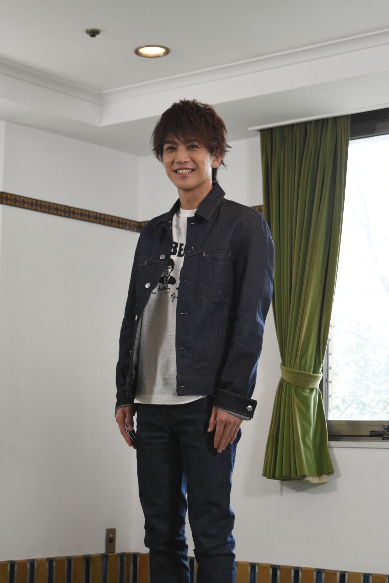 カメラのシャッター音を聞いて照れる岩田剛典。