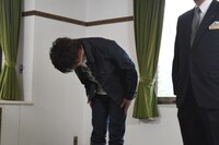 45度のお辞儀を学ぶ岩田剛典。