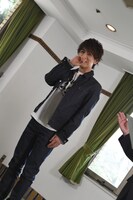 カメラのシャッター音を聞いて照れる岩田剛典。