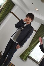 カメラのシャッター音を聞いて照れる岩田剛典。