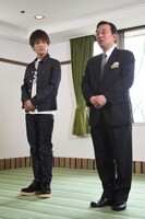 ホテルマンの立ち方を学ぶ岩田剛典（左）。