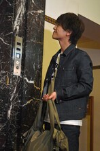 エレベーターを待つ岩田剛典。