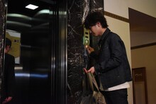 客をエレベーターに誘導する岩田剛典（右）。