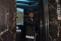 ベルパーソン業務を体験する岩田剛典。