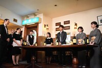 ワイン研修に挑む岩田剛典（中央右）。