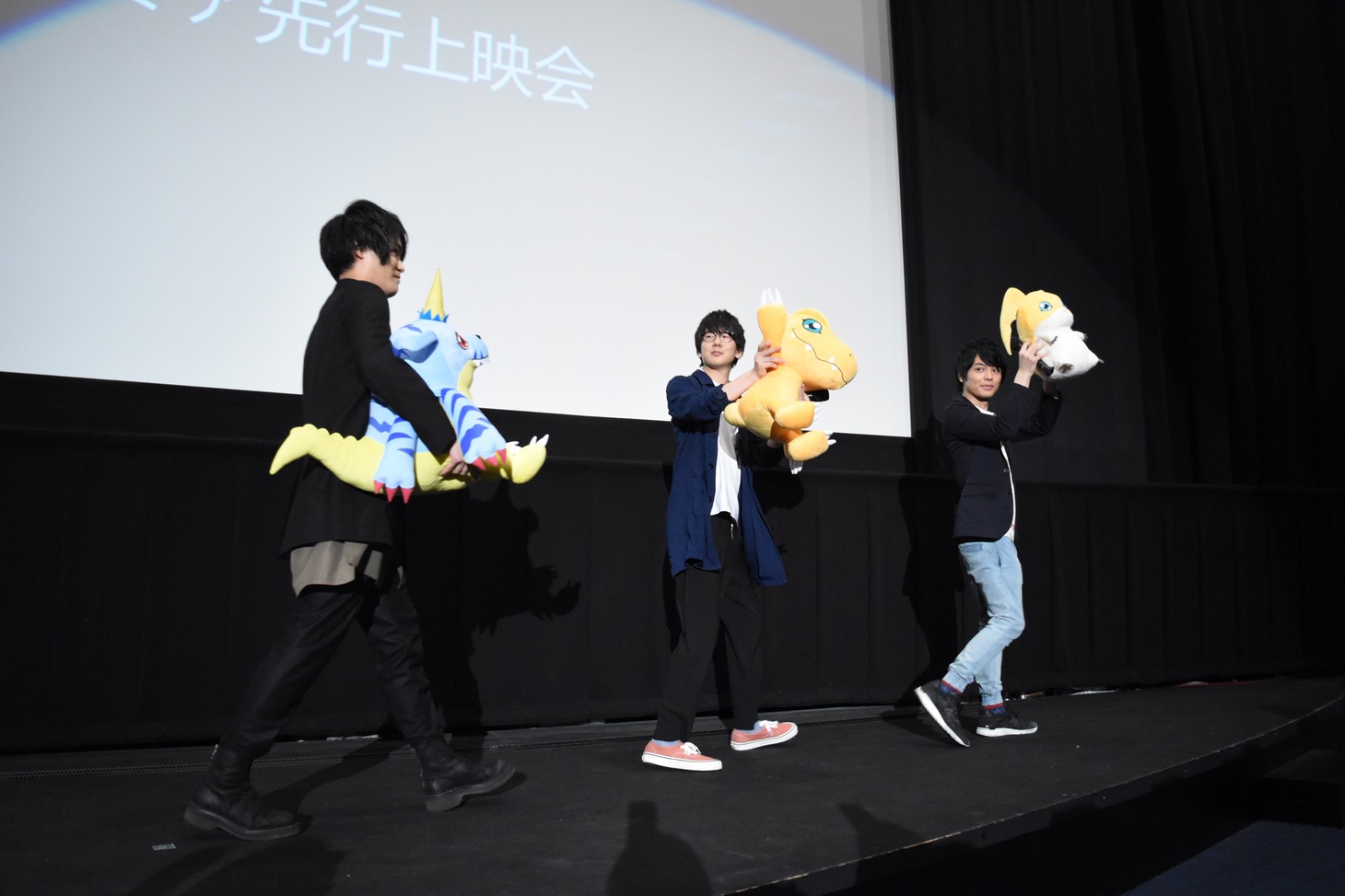 パートナーデジモンのぬいぐるみとともに退場するキャストたち。