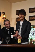 プロから「そうやってしまうとカッコ悪いので……」と注意されてしまった岩田剛典（右）。