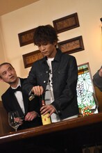 ワイン研修に挑む岩田剛典（右）。