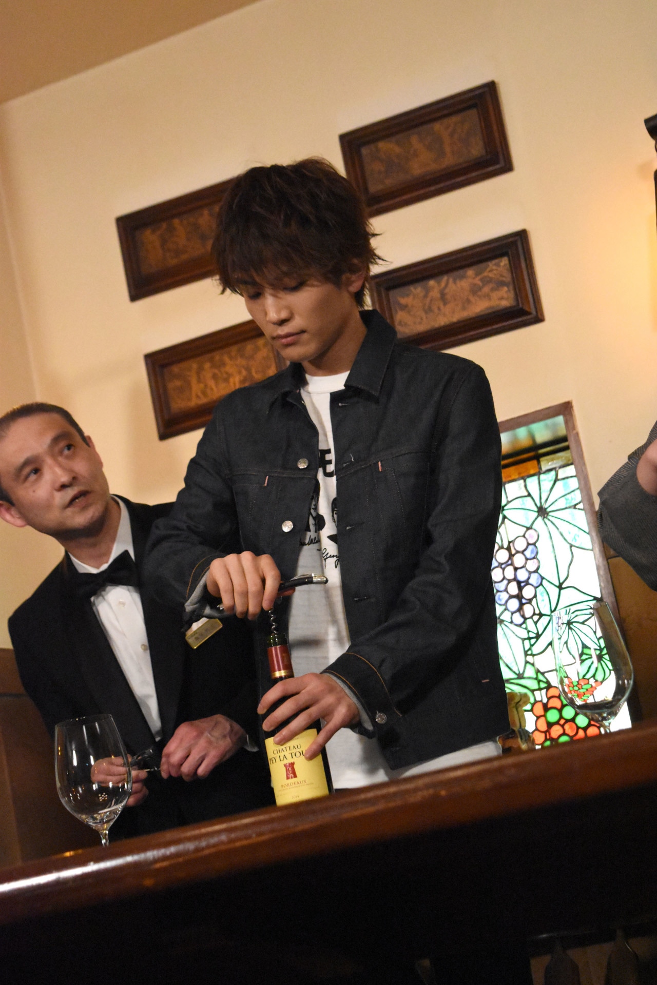 ワイン研修に挑む岩田剛典（右）。