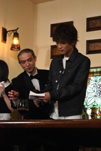 ワイン研修に挑む岩田剛典（右）。