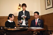 研修で習ったワインの注ぎ方を披露した岩田剛典（中央）。