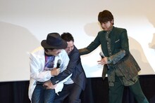 園子温（左）に飛びかかった太田光（中央）を制止しようとする香取慎吾（右）。