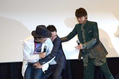 園子温（左）に飛びかかった太田光（中央）を制止しようとする香取慎吾（右）。