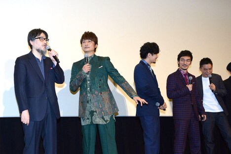 山内ケンジ（左）の話に太田光（右）が乱入しないよう、ブロックする香取慎吾（中央左）。