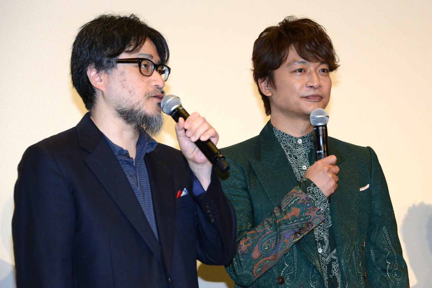 左から山内ケンジ、香取慎吾。