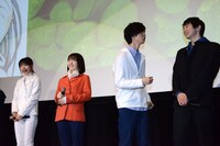 観客の好反応にガッツポーズを見せる清⽔尋也（中央右）。