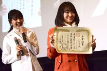 卒業証書の実物を見せる山田杏奈（右）。