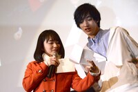 内藤瑛亮からの手紙を受け取った山田杏奈（左）。