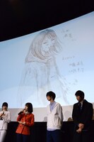 手紙に描かれた内藤瑛亮による山田杏奈の似顔絵がスクリーンに映し出されている様子。