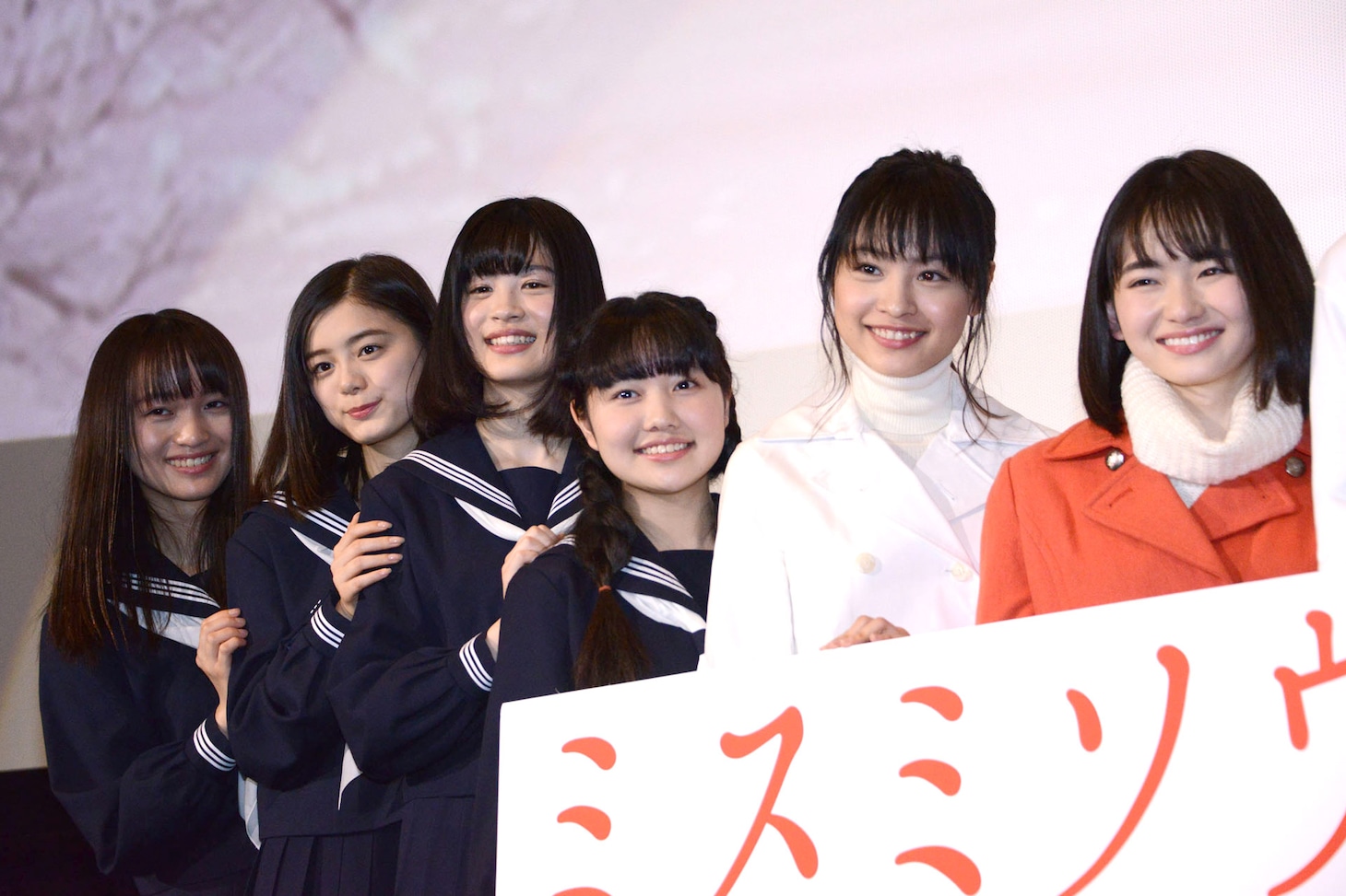 左から櫻愛里紗、紺野彩夏、中田青渚、大塚れな、大谷凜香、⼭⽥杏奈。