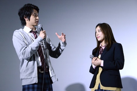 弁解する貴志晃平（左）。