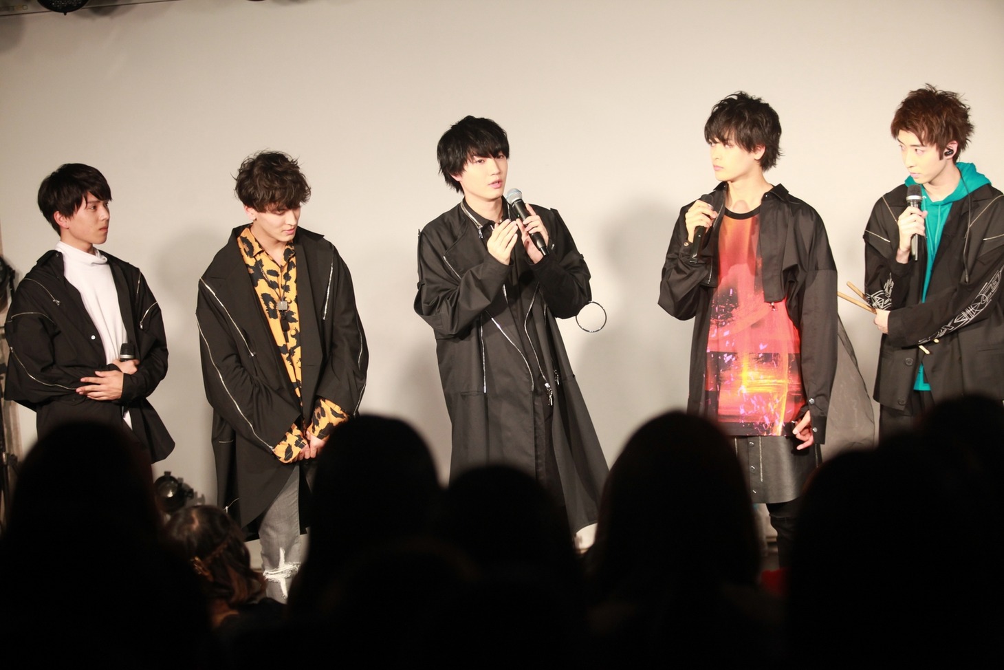 左から坂東龍汰、才川コージ、桜田通、栗原吾郎、櫻井圭佑。（撮影：矢部志保）