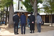 祈祷を行う様子。左から瀬川晶司、松田龍平、野田洋次郎、豊田利晃。