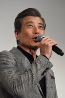 主人公の役名を噛んでしまい、照れる舘ひろし。