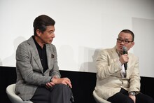 左から舘ひろし、中田秀夫。