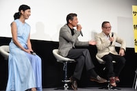 観客からの質問に答える登壇者たち。