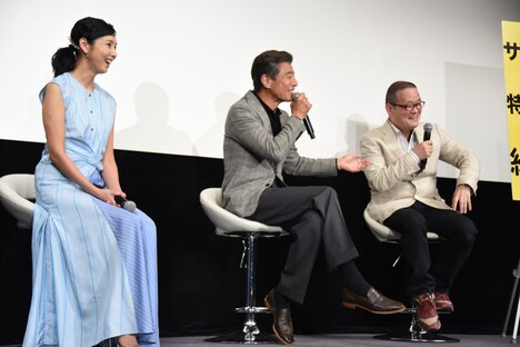 観客からの質問に答える登壇者たち。