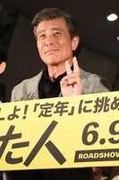 ピースする舘ひろし。