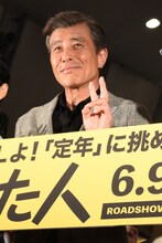 ピースする舘ひろし。