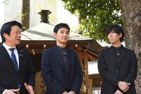 左から瀬川晶司、松田龍平、野田洋次郎。