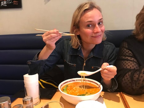 担々麺を食すダイアン・クルーガー。