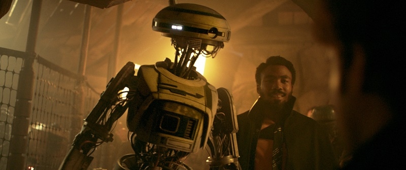 「ハン・ソロ／スター・ウォーズ・ストーリー」より。左からL3-37、ランド・カルリジアン。