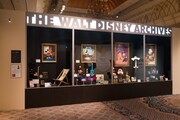 ウォルト・ディズニー・アーカイブスのロビーにある巨大なショーケースを再現。 (c)Disney