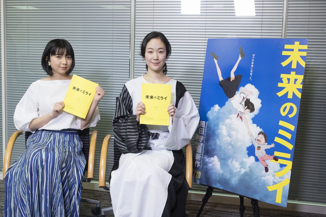 左から上白石萌歌、黒木華。