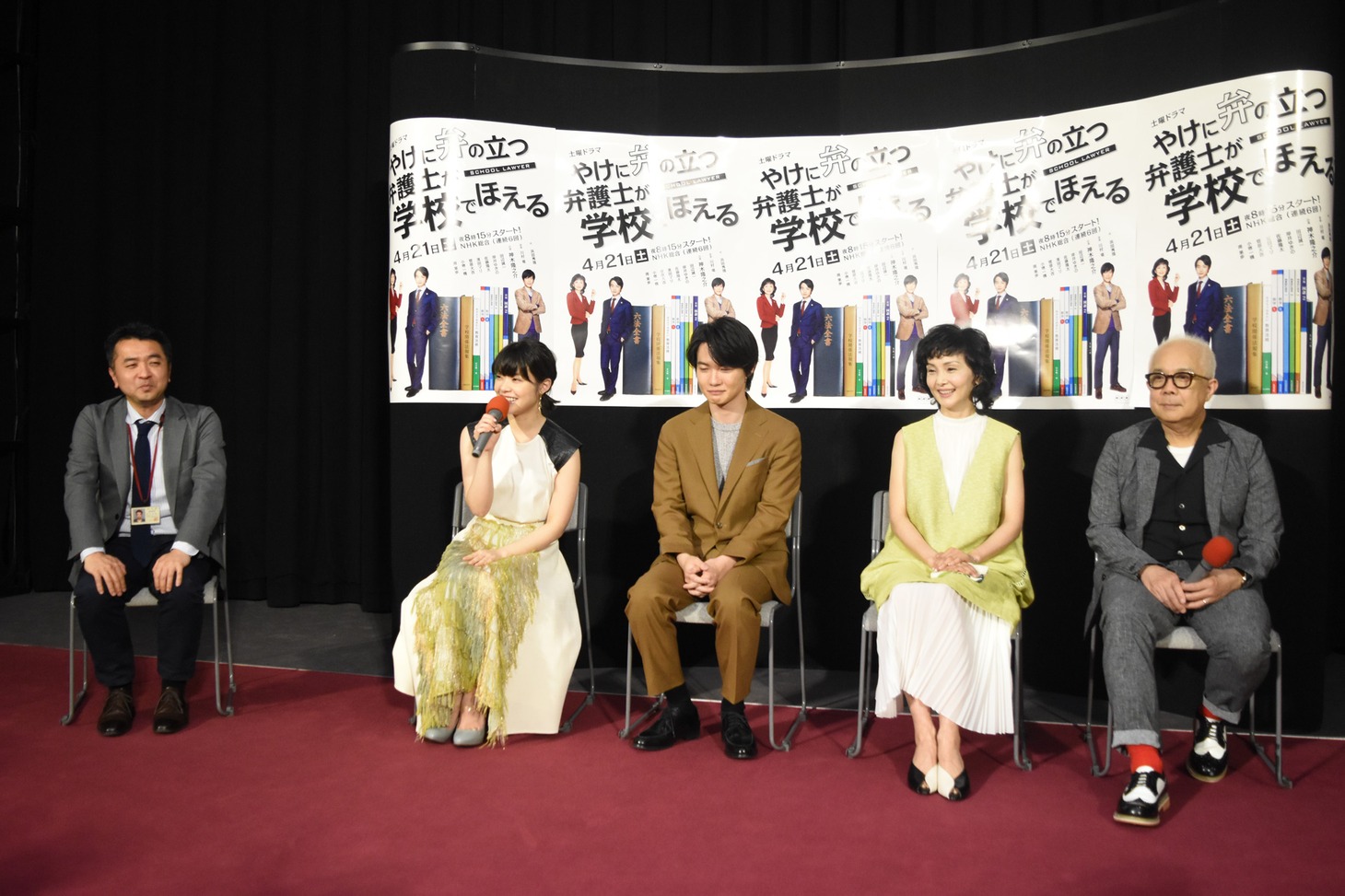 左から松川博敬、岸井ゆきの、神木隆之介、南果歩、小堺一機。