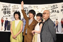 「意義あり！」ポーズで撮影に応じる神木隆之介（中央左）。