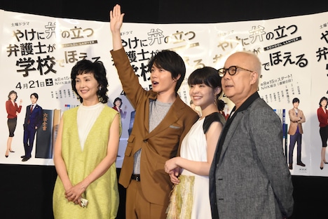 「意義あり!」ポーズで撮影に応じる神木隆之介(中央左)。