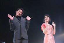 ランウェイに登場した佐野岳（左）、浜辺美波（右）。