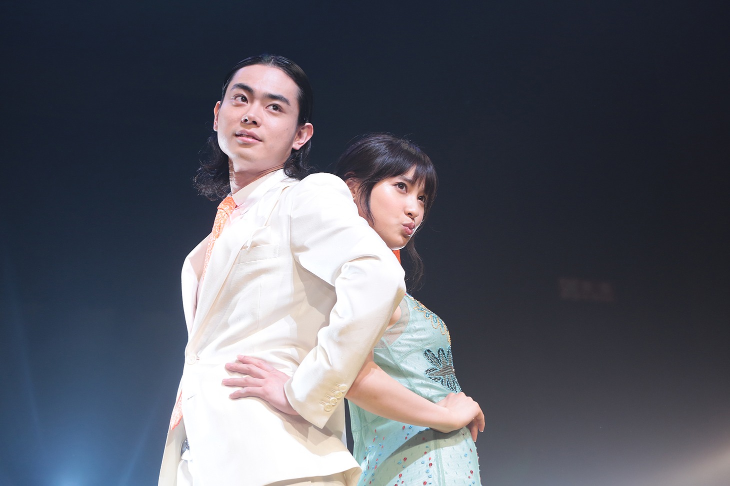 ランウェイに登場した菅田将暉（左）と土屋太鳳（右）。